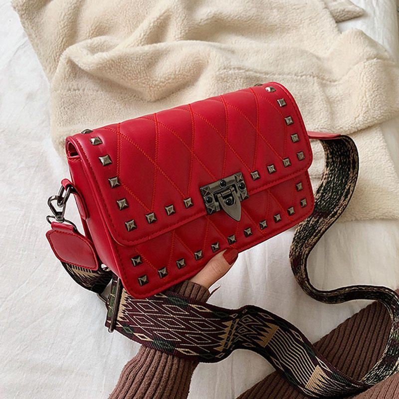 Naisten Muoti Pieni Vuorovesi Muoti Niitit Tuoksutyyli Crossbody Laukku Olkalaukku