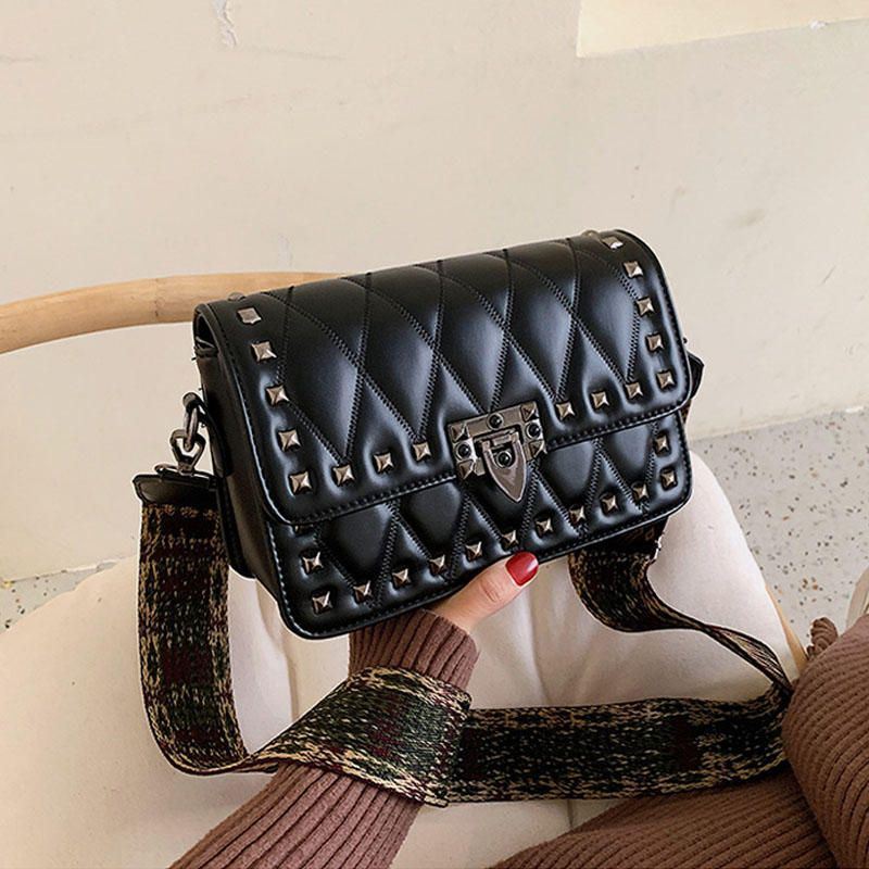 Naisten Muoti Pieni Vuorovesi Muoti Niitit Tuoksutyyli Crossbody Laukku Olkalaukku
