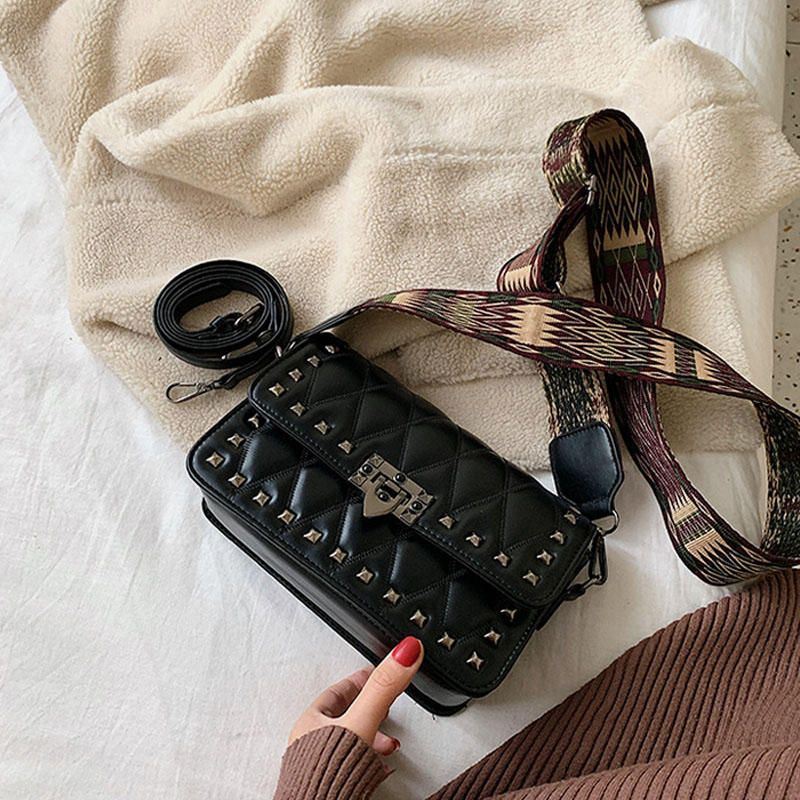 Naisten Muoti Pieni Vuorovesi Muoti Niitit Tuoksutyyli Crossbody Laukku Olkalaukku