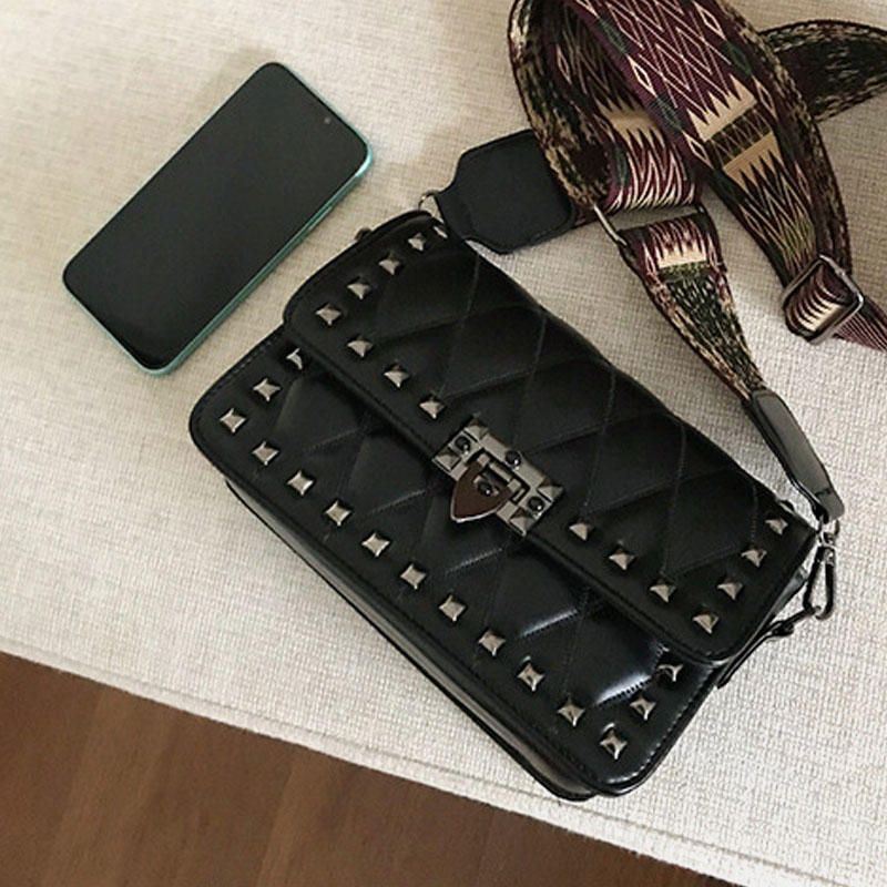 Naisten Muoti Pieni Vuorovesi Muoti Niitit Tuoksutyyli Crossbody Laukku Olkalaukku