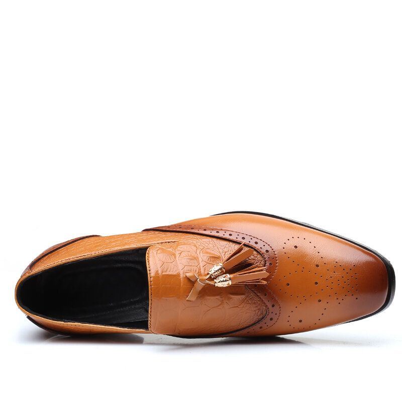 Miesten Brogue Tupsu Decor Mekko Loaferit Slip On Business Casual Juhlakengät