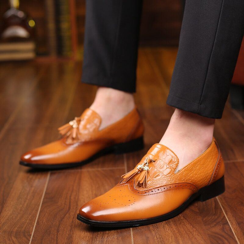 Miesten Brogue Tupsu Decor Mekko Loaferit Slip On Business Casual Juhlakengät