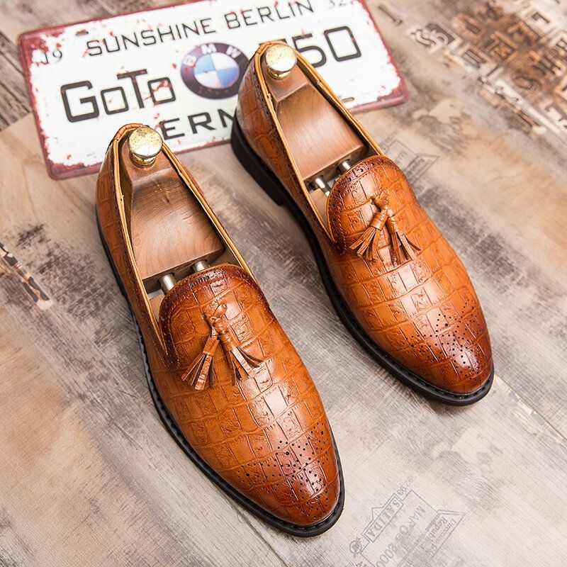 Miesten Brogue Tupsu Decor Mikrokuituinen Nahka Slip On Juhlakengät