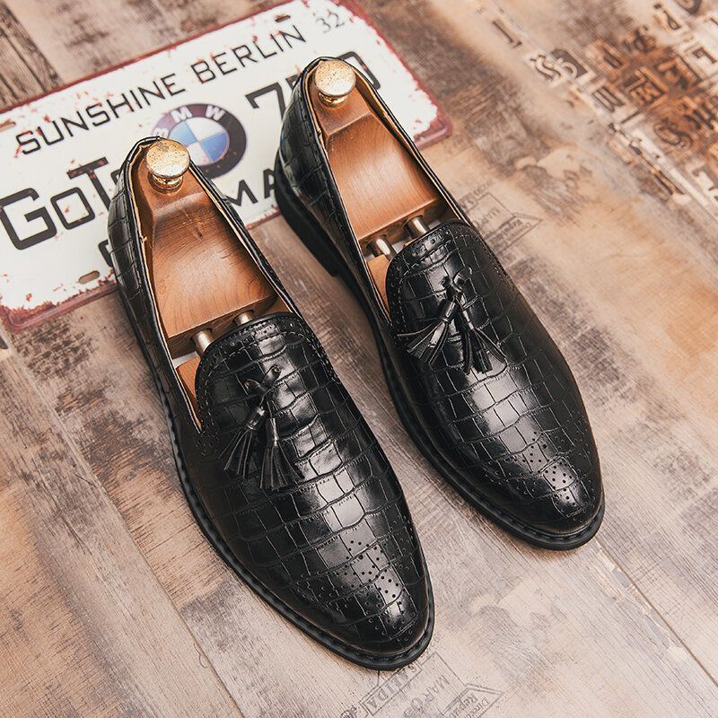 Miesten Brogue Tupsu Decor Mikrokuituinen Nahka Slip On Juhlakengät