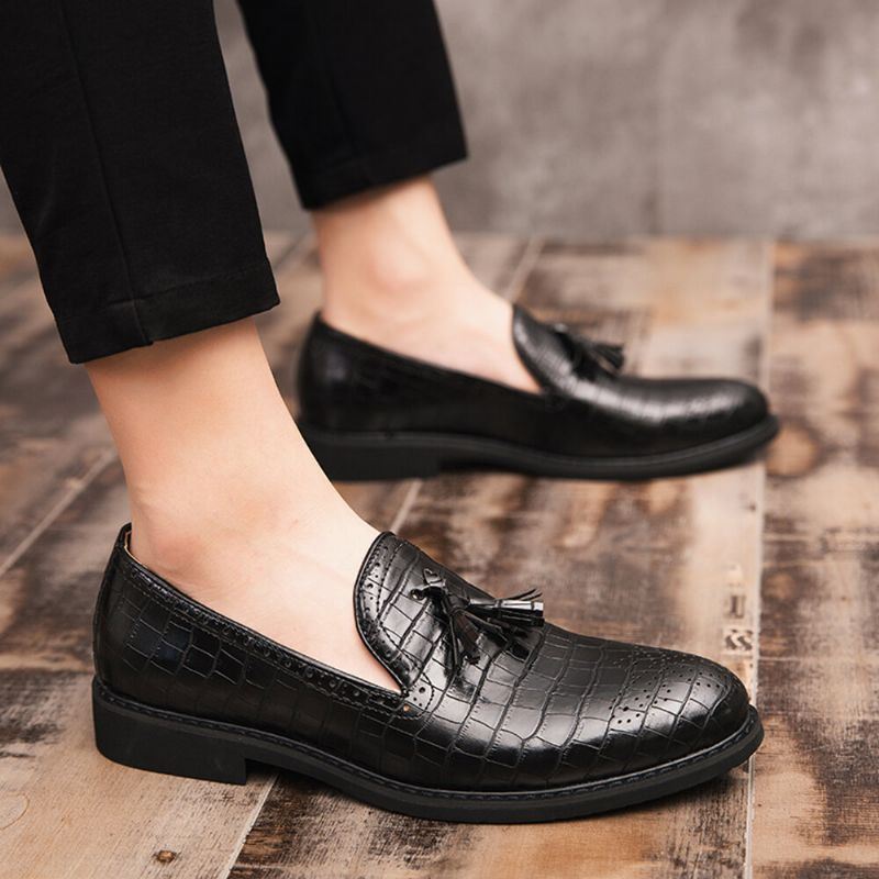 Miesten Brogue Tupsu Decor Mikrokuituinen Nahka Slip On Juhlakengät